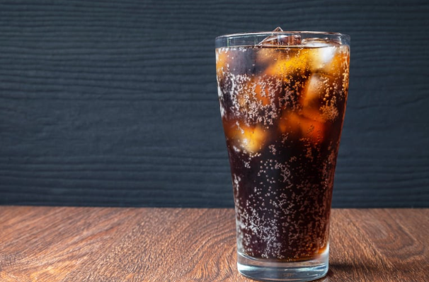 makanan penyebab penuaan dini, terlihat lebih tua, efek minuman bersoda, gorengan dan kulit kusam, kafein dan penuaan, makanan tinggi garam, makanan yang bikin keriput, pola makan sehat wanita, anti aging alami, Bunda, si Kecil